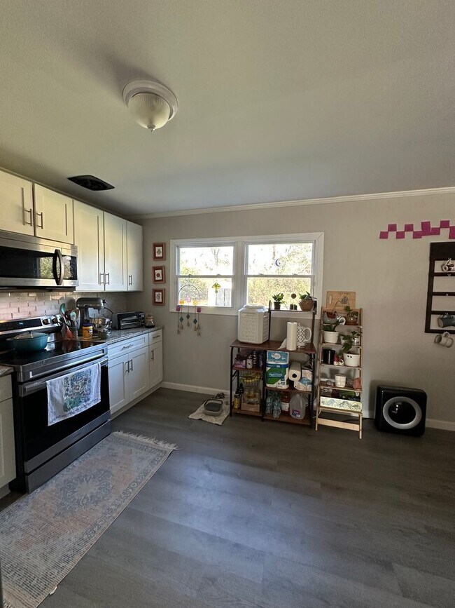 Building Photo - 4 Bedroom house on the East-side, Move-in August 10th 2026