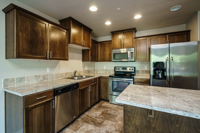 Building Photo - Easy I-205 Access - 3 Bedroom 2.5 Bath Townhouse