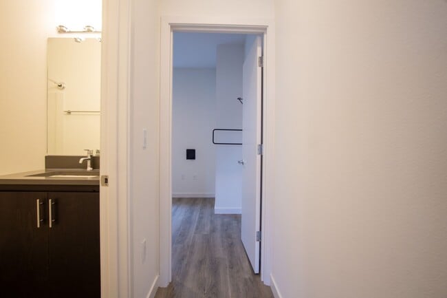 Building Photo - GET ONE MONTH FREE!! Rare 3 Bed, 2 Bath To...