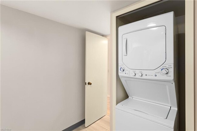 Building Photo - 1444 W 10th St