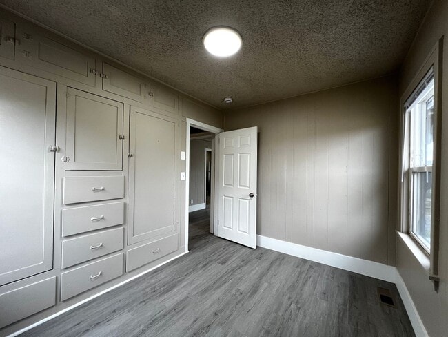 Building Photo - 1013 S 9th Ave