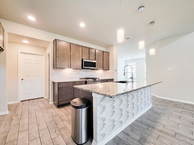 Building Photo - Live comfortably in this stunning Lake Rid...