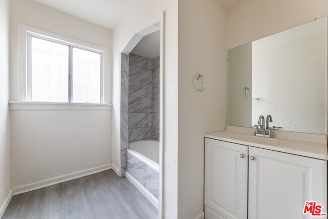 Building Photo - 138 W 82nd St