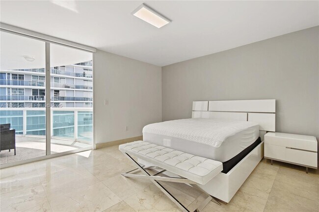 Building Photo - 1800 N Bayshore Dr