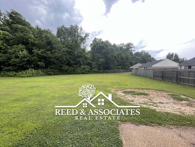 Building Photo - Charming Home Located in Quiet Neighborhood!