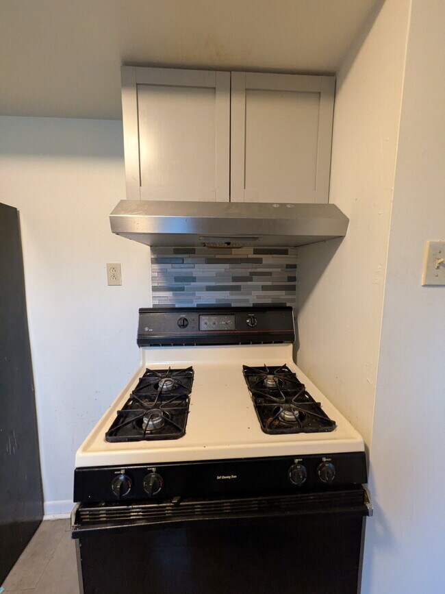 Building Photo - Beautifully updated 2 bed 1 bath apartment in Beaver Falls!  OPEN HOUSE on Thursday (February 5) ...