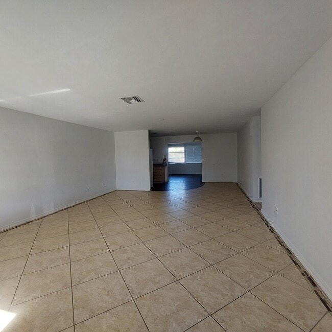 Building Photo - 1213 SW 48th Ter