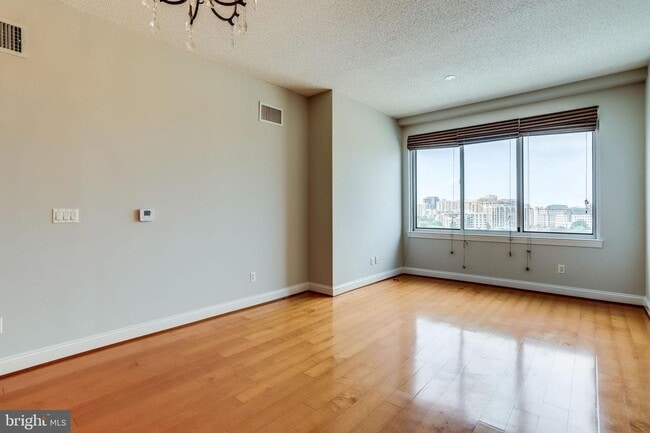 Building Photo - 1 bedroom 1 Bath - Highrise Luxury Living ...