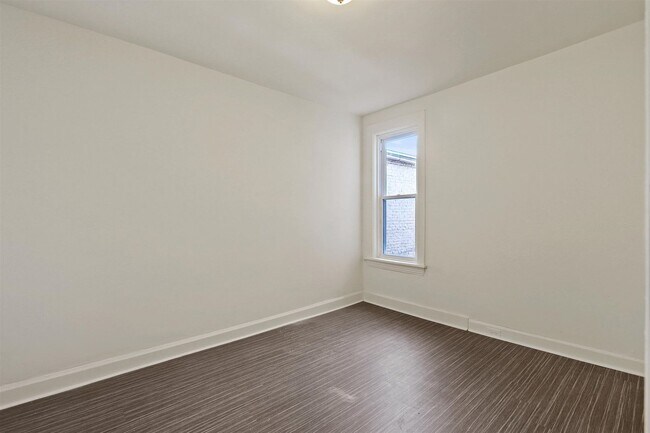 Building Photo - Spacious 5 Bedroom Home Located in Harrisburg