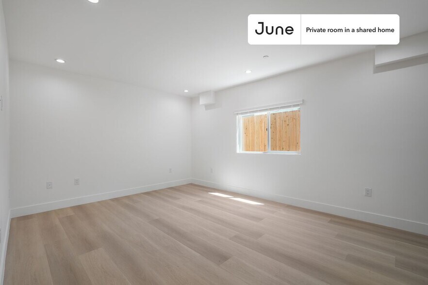 Building Photo - Room in Shared 3 bed/2 bath home