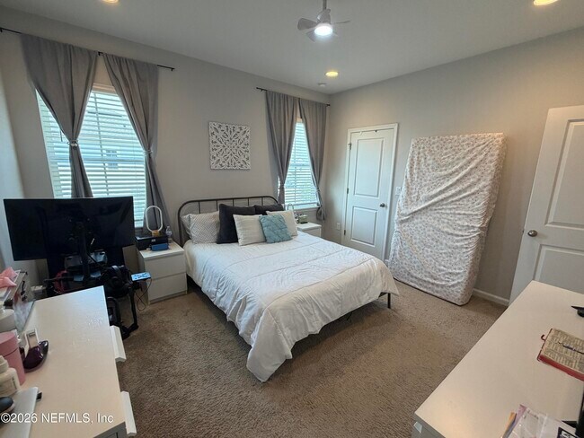 Building Photo - 24 Fieldfare Ln