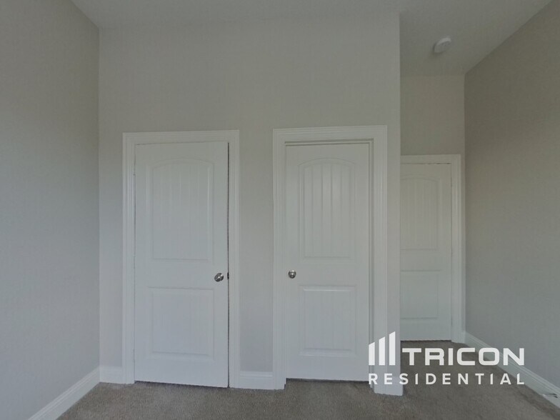 Building Photo - 11344 Live Oak Creek Dr