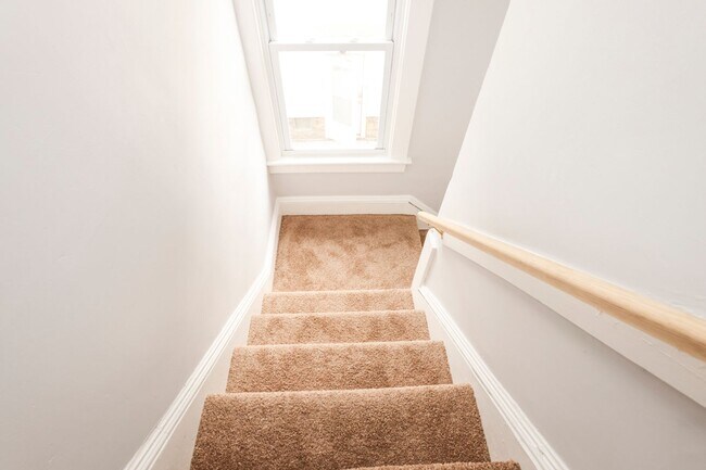 Building Photo - GREAT SINGLE FAMILY HOUSE . WAITING FOR YOU TO CALL HOME !!