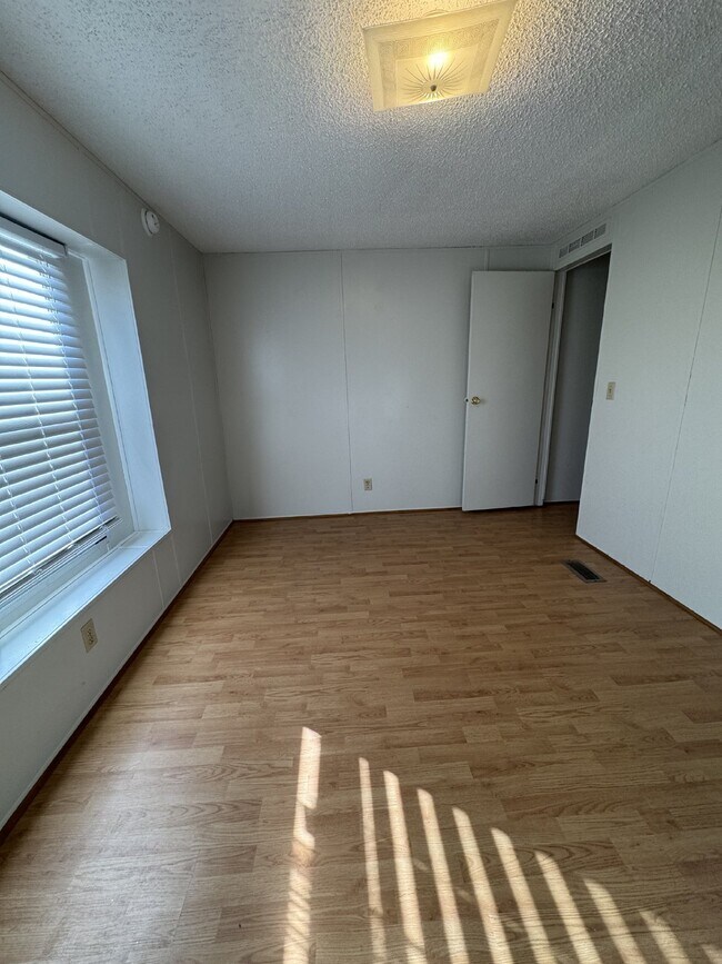 Building Photo - "Charming 2-Bed, 2-Bath in Hendersonville.