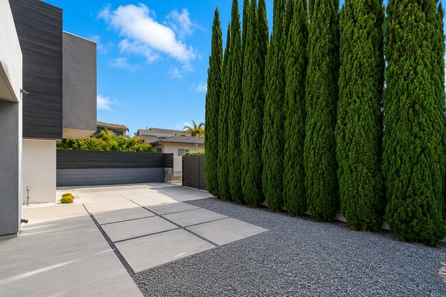 Building Photo - Contemporary Luxury Living in the Heart of La Jolla Village