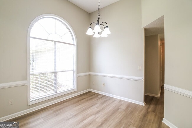 Building Photo - 1303 Vine Cir