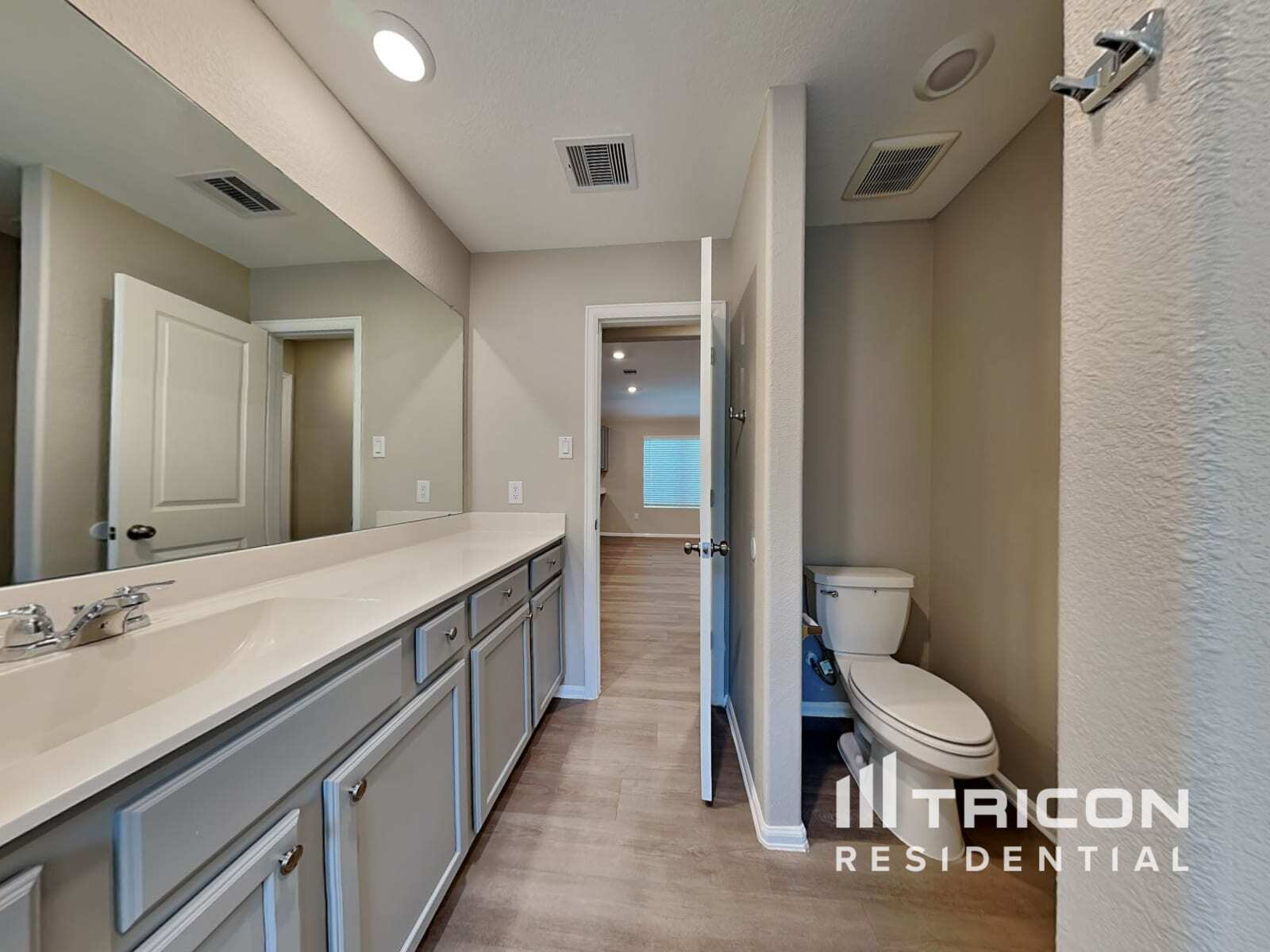 Building Photo - 10487 Pineland Dr