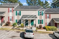 Building Photo - Townhome living close to downtown Fayettev...