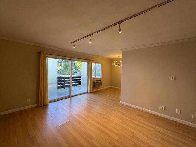 Building Photo - Wonderful 2 bedroom/2 bath lower level con...