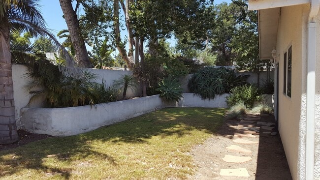 Building Photo - Updated 3 Bedroom, 3 Bathroom Garden House...