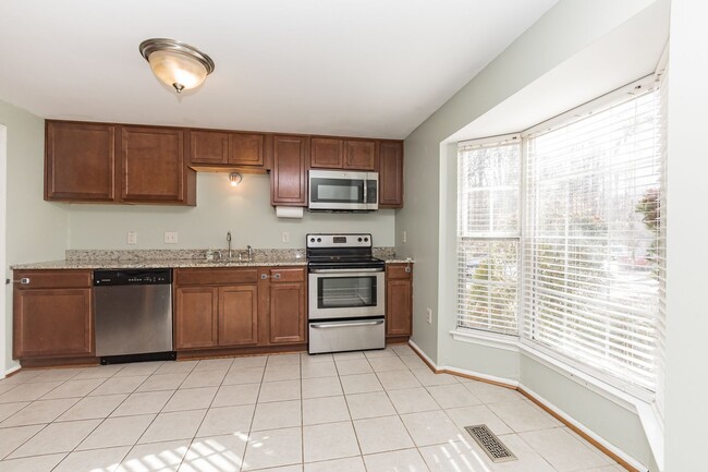 Building Photo - Well maintained 3-level 3Bd/2 full & 2 half bath TH in the sought-after Burke Centre!