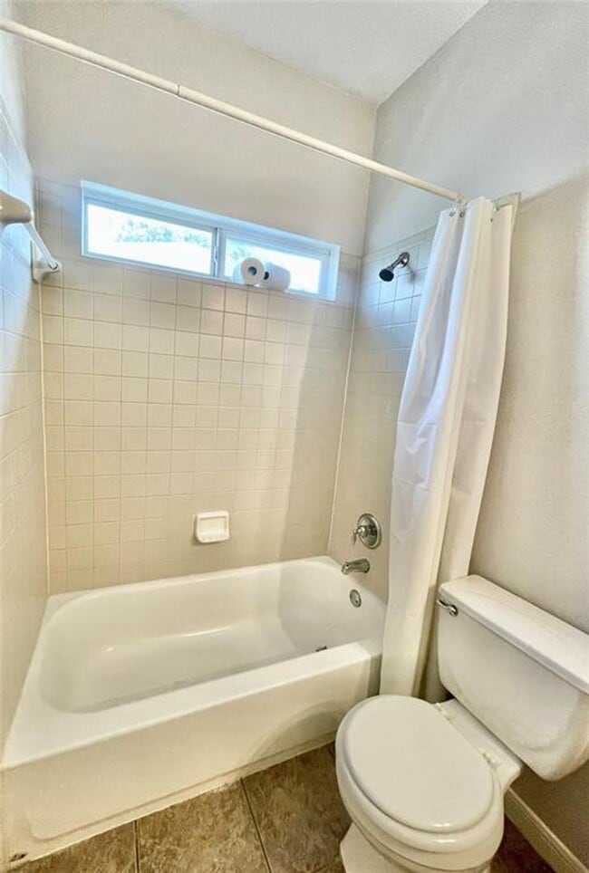 Building Photo - Spacious 4 Bed, 2.5 Bath. Perfect size and...