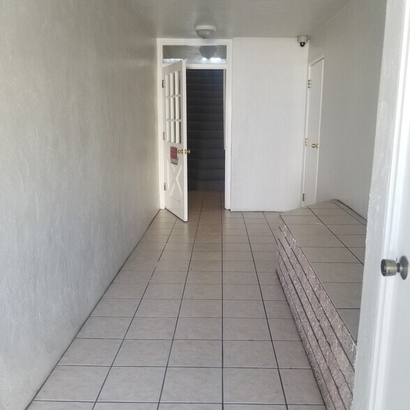 Building Photo - 424 Santa Barbara Ave