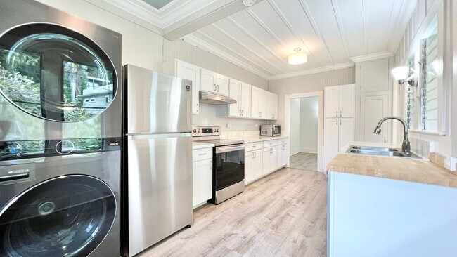 Building Photo - UPDATED 3 BEDROOM HOME IN DESIRABLE MANOA