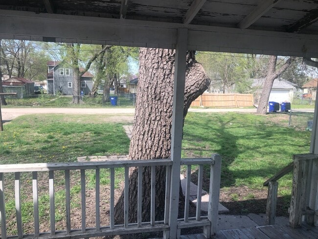 Building Photo - Lots of Space & Central Location