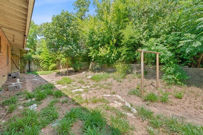 Building Photo - 2205-2205 Alta Vista Ave