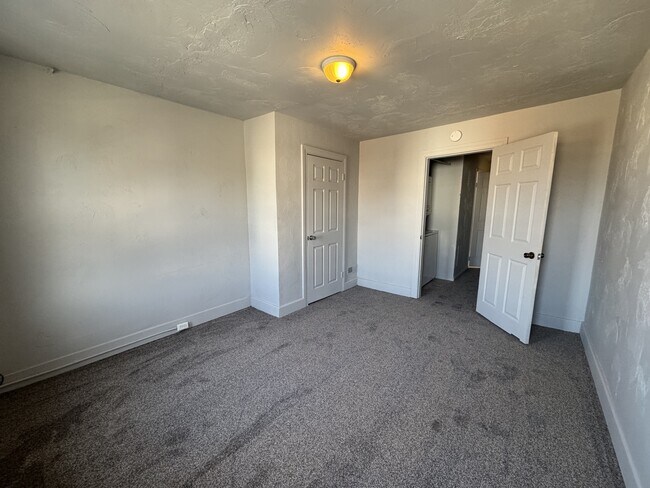 Building Photo - 644 W Mason Ave