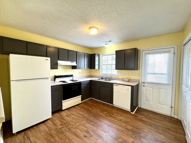 Building Photo - Adorable 2BR/2 Bath Duplex!