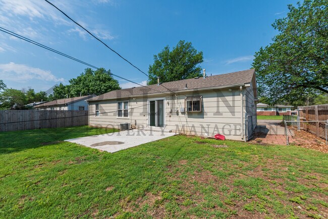 Building Photo - 2322 S Vine St