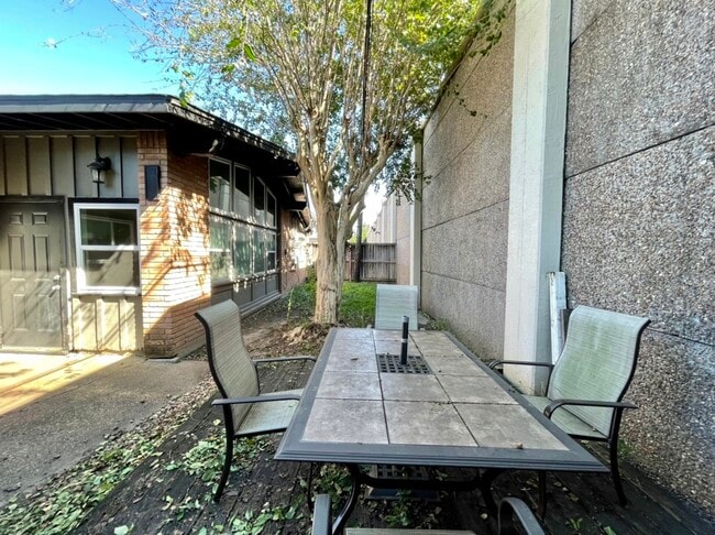 Building Photo - 4733 Merwin St