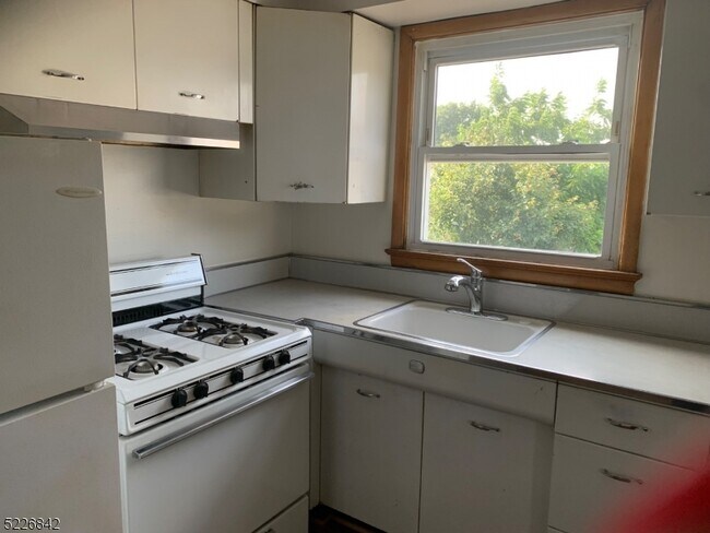 Building Photo - 172 W 3rd St