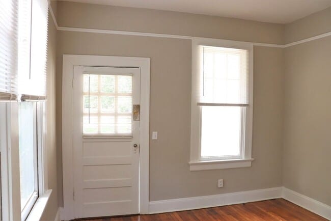 Building Photo - Carefree living with this 1-bedroom beauty...