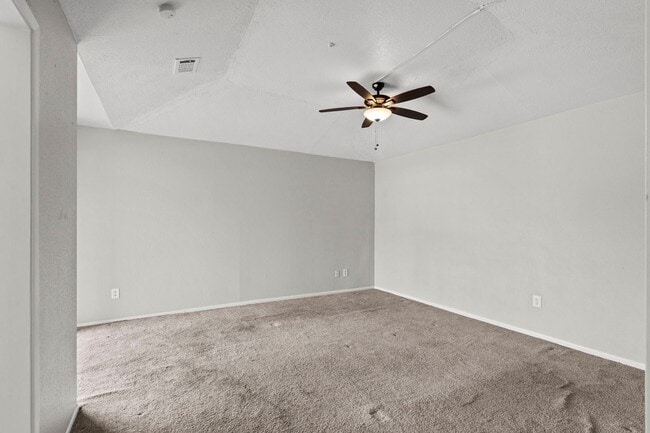 Building Photo - Beautiful 2 Bed, 2 Bath Townhome