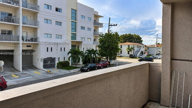 Building Photo - 777 SW 9th Ave