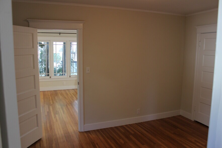 Building Photo - 1221 N Orange Grove Ave