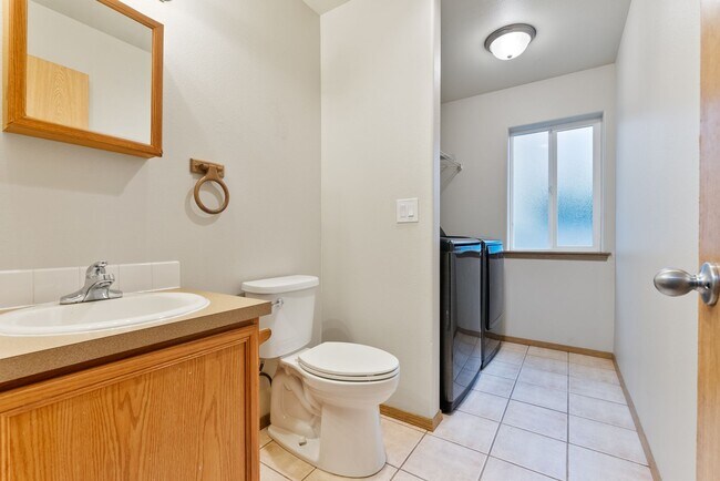 Building Photo - 4bed/2.5 Bath home - Available in SE Portland,