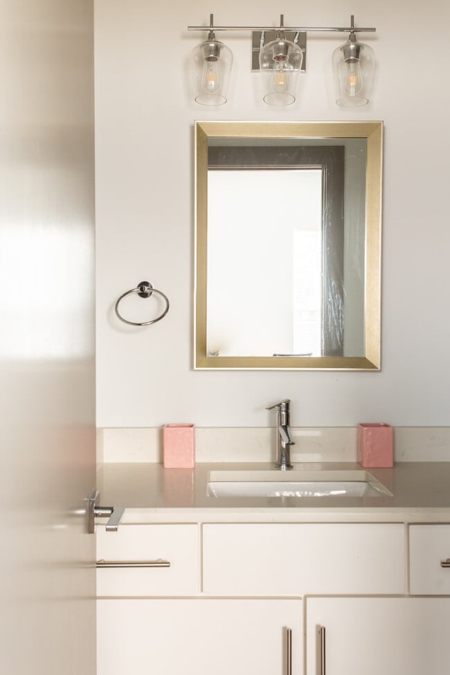 Building Photo - 1044 2nd Ave S