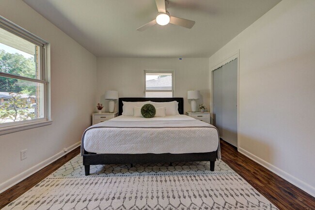 Building Photo - Fully Renovated 4 Bed, 2 Bath Just Minutes from Campus