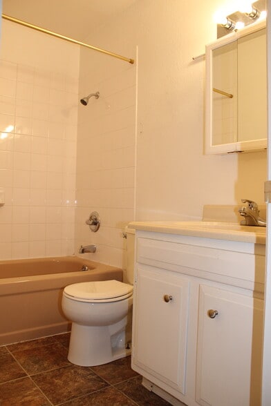 Bathroom - 3221 E 43rd Ave