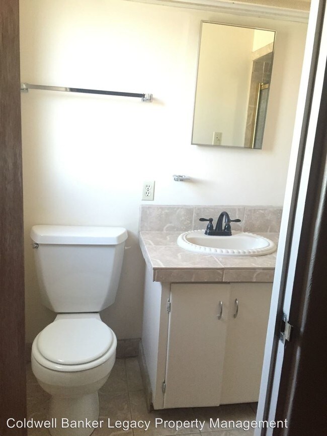 Building Photo - 1220 Girard Blvd NE