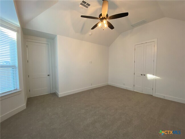 Building Photo - 1032 Easy Gruene