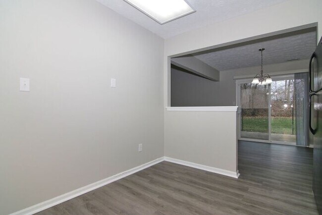 Building Photo - 2 Bedroom Condo