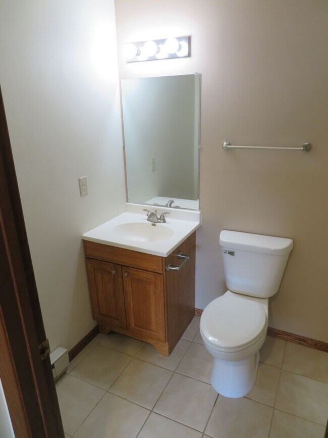 Building Photo - 628 W State St