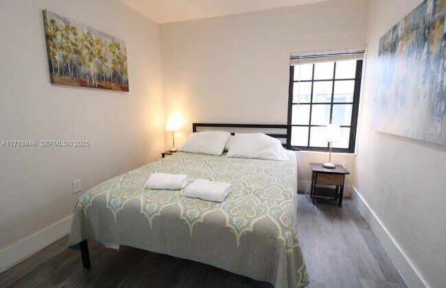 Building Photo - 921 SW 9th St