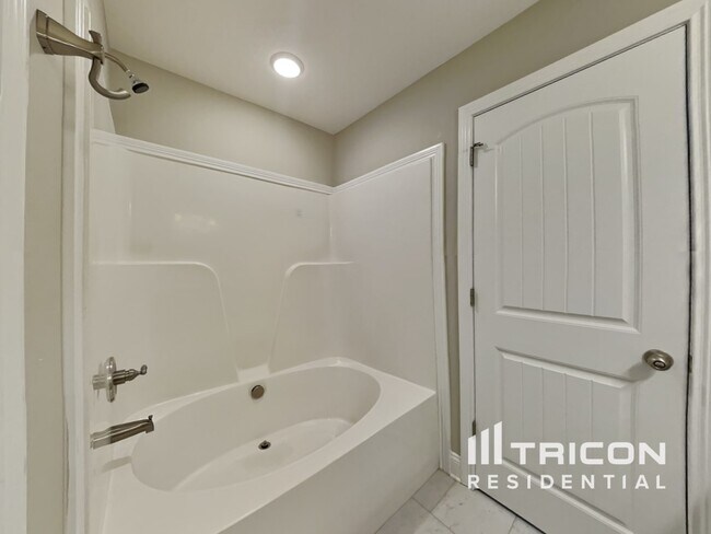 Building Photo - 616 Hollow Crst