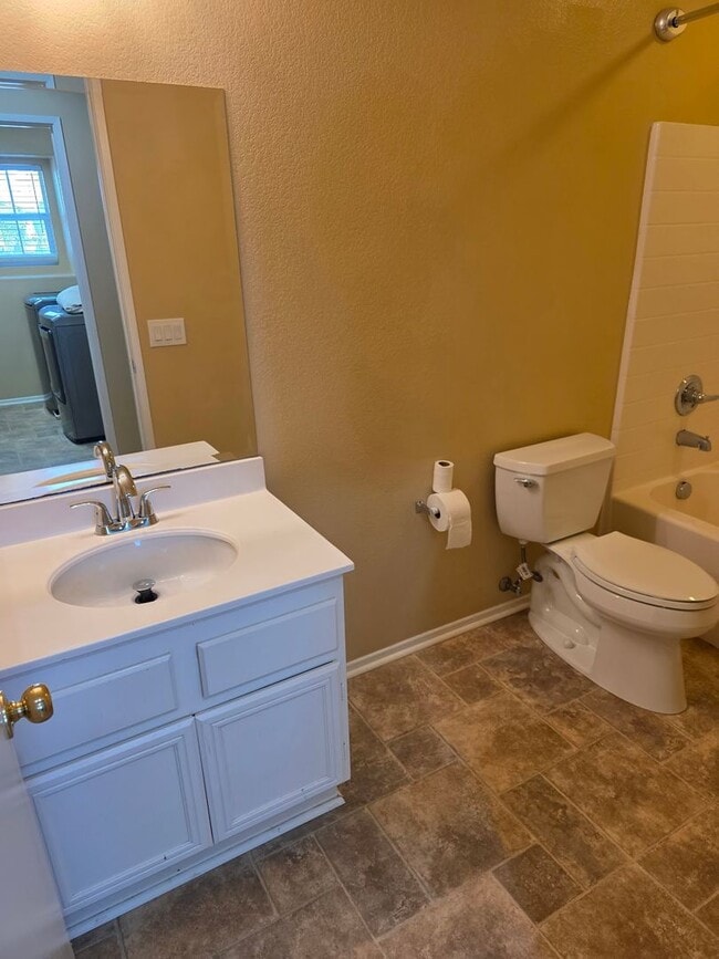 Building Photo - Crowne Hill 3 Bedroom Home